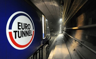 Un train-navette Eurotunnel circulant dans le tunnel sous la Manche le 1er février 2011