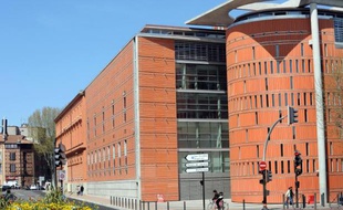 Photo prise le 7 avril 2008 d'une des façades du palais de justice de Toulouse