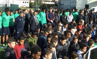 Une minute de silence a été observée lundi au centre d'entraînement de l'ASSE à L'Etrat.
