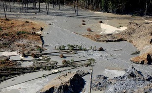 La faille du barrage de Stillaguamish après le glissement de terrain près d'Oso, le 22 mars 2014