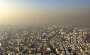 La pollution atmosphérique par les particules fines, observée depuis plusieurs jours en Ile de France, devrait se poursuivre mardi, selon la préfecture de police, qui recommande de réduire la vitesse sur les routes et de respecter l'interdiction de brûler des déchets en plein air.