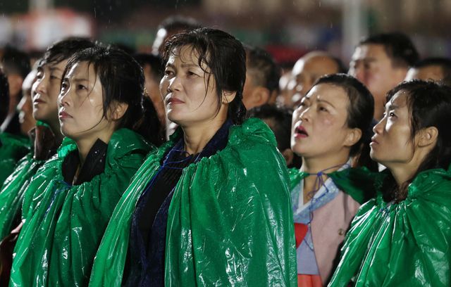 Le défilé s’est déroulé de nuit et sous une pluie fine.