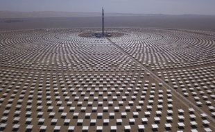 Vue aérienne d'une centrale solaire thermique de 100 mégawatts à Dunhuang dans le nord-ouest de la Chine.