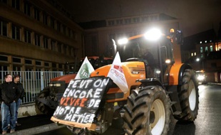 Un tracteur s'apprête à bloquer le 2 février 2016 la préfecture de Chartres (Eure et Loir)