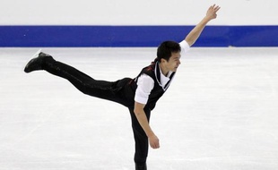 Champion du monde, le Canadien Patrick Chan, a manqué de stabilité mais a pris la tête à l'issue du programme court des Mondiaux-2012, vendredi à Nice, où les Allemands Aliona Savchenko et Robin Szolkowy se sont offerts leur quatrième titre mondial.