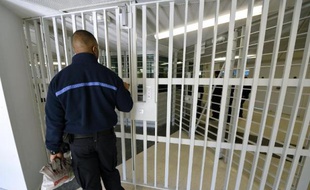 Trois surveillants pénitentiaires de la maison d'arrêt de Villepinte pour des soupçons de portables, mis en examen, l'un d'eux écroué