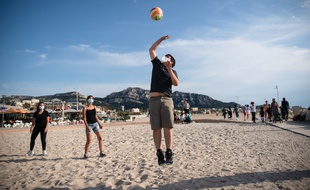 Des joueurs de beach-volley sur une plage de Marseille
