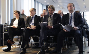 Le président de la LFP Frédéric Thiriez (2e en partant de la droite) et celui de la FFF Noël Le Graet (à sa droite), le 29 janvier 2014.
