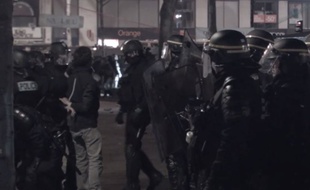 Des images tournées par le réalisateur Matthieu Bareyre montrent des CRS frapper des manifestants menottés.