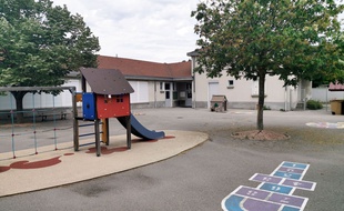 La cour est vide... L'école est fermée (illustration).