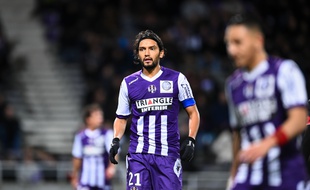 Le capitaine du TFC Abel Aguilar a signé la charte «Paris Sportifs» au nom de l'ensemble des joueurs.