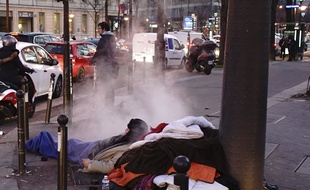 Le froid touche d'abord les sans-abri, déjà fragilisés par la rue.