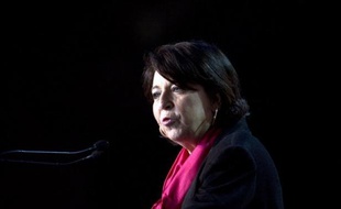 Corinne Lepage, présidente de Cap 21 et ancienne ministre de l'Environnement de Jacques Chirac, a affirmé mardi à l'AFP son "soutien" au candidat PS à l'Elysée François Hollande, pour qui elle appelle à voter. Elle a dit espérer "peser" sur ses décisions à l'avenir.