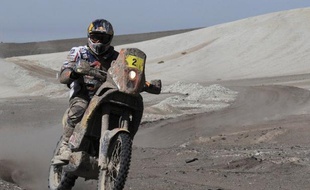 La 9e étape du rallye Dakar-2012 a été marquée mardi par l'abandon du vainqueur auto 2011, le Qatariote Nasser Al-Attiyah, alors que chez les motards, la guerre au sommet entre les frères ennemis Cyril Despres et Marc Coma s'est poursuivie, au bénéfice du Français.