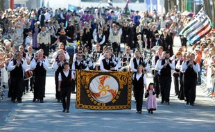 Des danseurs traditionnels bretons défilent lors du Festival interceltique de Lorient, le 9 août 2015