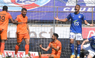 Alexander Djiku fulmine... Le Racing vient d'encaisser le troisième but de Montpellier, signé Laborde.