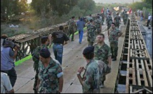 Drapeaux au vent, saluées par les habitants en liesse, les premières colonnes de soldats se sont déployées dès l'aube dans le sud, après avoir traversé des ponts de fortune sur le fleuve Litani, frontière naturelle de la région.