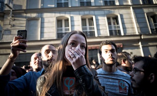 À la soirée électorale de la France insoumise, derrière Jean-Luc Mélenchon, le 23 avril 2017 à Paris.