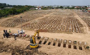 Des tombes des victimes du coronavirus Covid-19 au cimetière Rorotan à Jakarta le 4 août 2021.