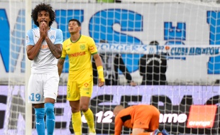 Luiz Gustavo déçu après une frappe manquée, face au FC Nantes.