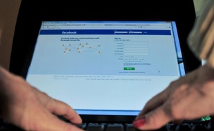 Les internautes français sont de plus en plus "accros" aux réseaux sociaux et 77% d'entre eux sont inscrits sur des sites comme Facebook, Twitter ou LinkedIn, qu'ils fréquentent tous les jours ou presque pour les deux tiers d'entre eux, selon une étude Médiamétrie publiée jeudi.