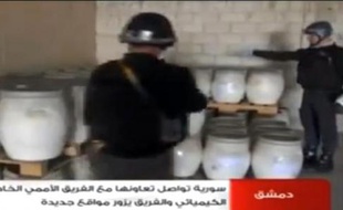 Capture d'images de la télévision syrienne montrant des inspecteurs de l'OIAC au travail dans un lieu indéterminé