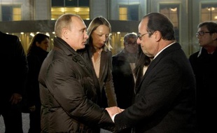 Le président russe Vladimir Poutine salue son homologue français François Hollande à l'issue de leur rencontre à Moscou, le 6 décembre 2014