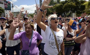 Partisans du gouvernement et opposants ont battu le pavé samedi au Venezuela, dans un duel à distance engagé depuis 12 jours par des étudiants pro-opposition et marqué mercredi par des affrontements qui ont fait trois morts.