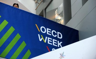 L'Organisation de coopération et de développement économiques a jugé dans son rapport de printemps sur les Perspectives économiques mondiales que "les politiques monétaires (devaient) rester accommodantes", sauf aux Etats-Unis