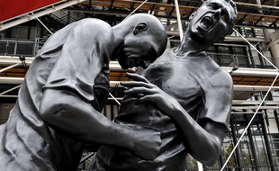La statue du coup de boule de Zidane sur Materazzi devant Beaubourg, à Paris, en 2013.