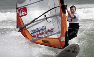 Le planchiste français Antoine Albeau a encore amélioré le record du monde de vitesse qu'il avait établi le week-end dernier en Namibie, dépassant pour la première fois les 52 noeuds (plus de 96 km/heure), a annoncé jeudi la Fédération française de voile (FFV)