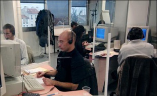 Des employés dans un bureau