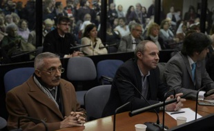L'ancien agent des services secrets argentins Miguel Angel Furci (G) attent la décision du tribunal dans le procès du Plan Condor, le 27 mai 2016 à Buenos Aires