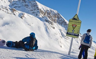 Panneaux d'information sur les risques d'avalanche sur les pistes de l'Alpe d'Huez.
