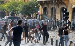 Des manifestants jettent des pierres aux forces de sécurité, lors d'une manifestation contre le pouvoir, à Beyrouth, le 8 août 2020.