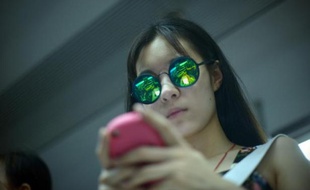 Jeune femme au smartphone.
