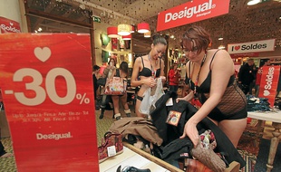 Les 100 clients en sous-vêtements avaient une heure pour faire leur choix.