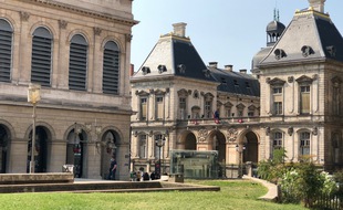 Illustration de l'hôtel de ville de Lyon, face à l'Opéra.