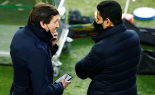 A droite, Nasser Al-Khelaïfi discute avec Leonardo avant Barça-PSG