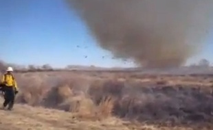 Une tornade se développe sur le lieu d'un incendie dans le Colorado