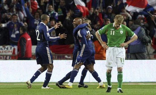 Nicolas Anelka félicité par ses coéquipiers après son but face à l'Eire en barrages pour le Mondial 2010, le 14 novembre 2009