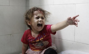 Une petite fille palestinienne hurle à l'hôpital al-Shifa après la destruction de la maison familiale de Gaza le 18 juillet 2014