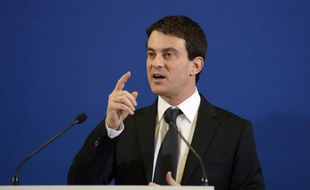 Le ministre de l'Intérieur Manuel Valls a fixé mardi "deux axes essentiels" aux forces de l'ordre pour 2013: "le renforcement de leur présence sur le terrain" et "des réponses locales aux causes locales de l'insécurité".
