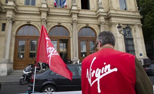 Un salarié de Virgin devant le tribunal de commerce de Paris, le 10 juin 2013.