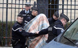 Des gendarmes escortent un homme de 39 ans mis en examen dans le cadre de l'enquête sur le meurtre d'Elodie Kulik, le 18 Janvier 2013 à Amiens