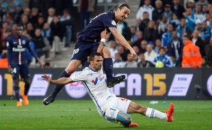 Zlatan Ibrahimovic au duel avec Jérémy Morel, lors d'OM-PSG le 5 avril 2015.