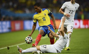 Lucas Digne (au tacle) et Morgan Schneiderlin, le 25 juin 2014 face à l'Equateur