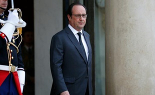 François Hollande sur le perron de l'Elysée le 19 avril 2016 à Paris