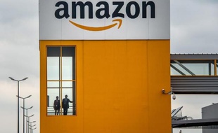 Lancée en 2006, Amazon Web Services (AWS) propose des services d'informatique dématérialisée aux entreprises, comme le stockage et la diffusion de contenus, des serveurs virtuels