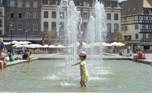 Chaleur à Strasbourg (Bas-Rhin). Illustration